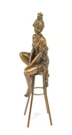 Statue en bronze d'une dame sur une chaise de bar LIVRAISON, Antiquités & Art, Envoi, Bronze