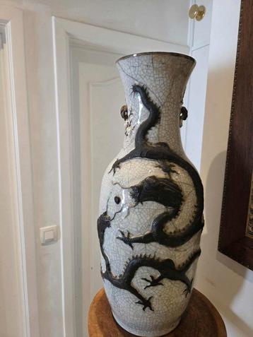 Vintage Chinese Nanking Craquelé Vaas met Draak beschikbaar voor biedingen
