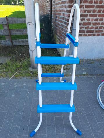 Ladder voor zwembad beschikbaar voor biedingen