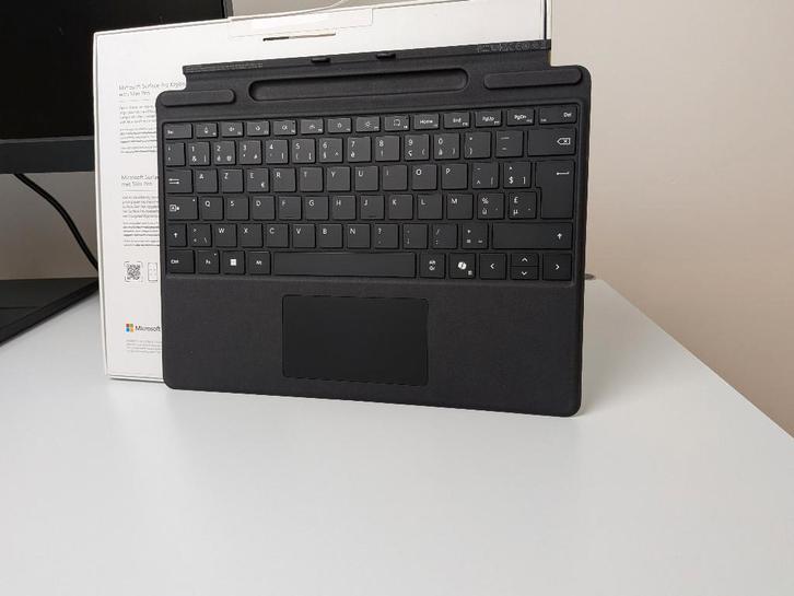 Microsoft Surface Pro Type Cover AZERTY (BE) – Als nieuw, Computers en Software, Tablet-hoezen, Zo goed als nieuw, Bescherming voorkant