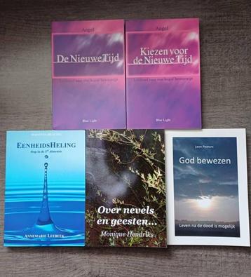 lot van vijf nieuwe spirituele boeken beschikbaar voor biedingen
