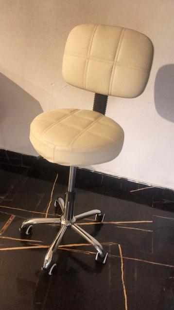 salonstoel op wieltjes beschikbaar voor biedingen