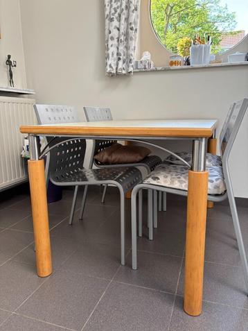 Keukentafel met 4 design stoelen beschikbaar voor biedingen