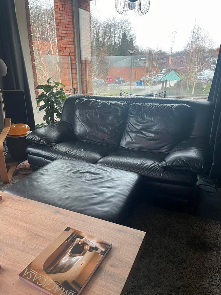 Natuzzi zetel Italiaans Design – Zwart Leer - Inclusief Poef, Huis en Inrichting, Zetels | Complete zithoeken, Zo goed als nieuw