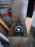 Antieke naaimachine in kast, Antiek en Kunst, Antiek | Naaimachines, Ophalen of Verzenden