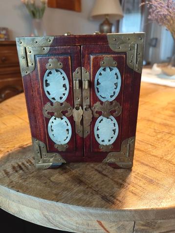 Chinese kistjes  2 x. 1met jade '60.  2de jaren '80. 21€ v 2 beschikbaar voor biedingen