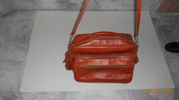 Lederen tassen beschikbaar voor biedingen