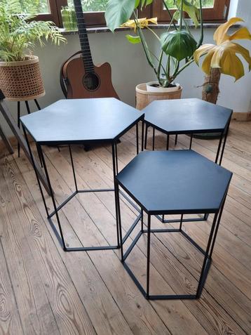 3 salontafels van zwart metaal beschikbaar voor biedingen