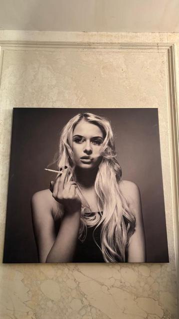 Zwart wit poster foto van vrouw die rookt op canvas beschikbaar voor biedingen