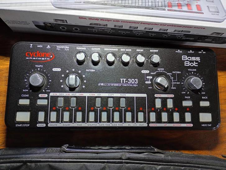 Cyclone TT-303 bass bot space black limited edition, Musique & Instruments, Synthétiseurs, Comme neuf, Autres marques, Enlèvement