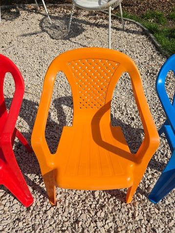 Plastieken kinderstoeltje beschikbaar voor biedingen