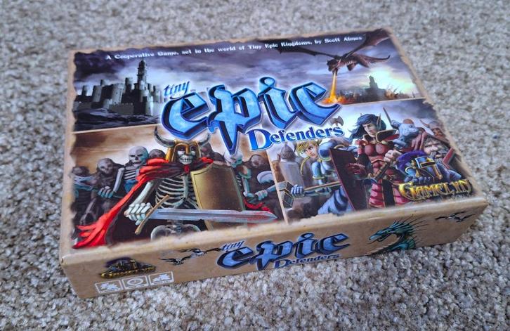 Tiny Epic Defenders bordspel van Gamelyn Games, Hobby en Vrije tijd, Gezelschapsspellen | Bordspellen, Zo goed als nieuw, Een of twee spelers
