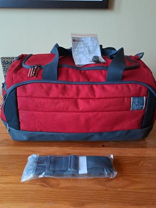 Delsey grote tas, reis/sport, Handtassen en Accessoires, Tassen | Reistassen en Weekendtassen, Zo goed als nieuw, Rood, 40 tot 60 cm