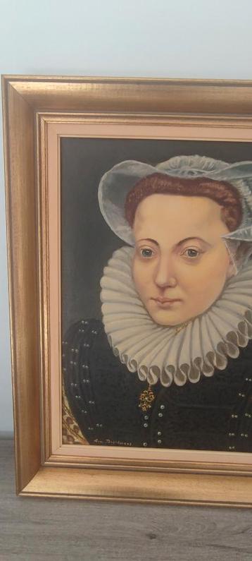 Portret Een elegante jongedame een oud middeleeuws kostuum beschikbaar voor biedingen