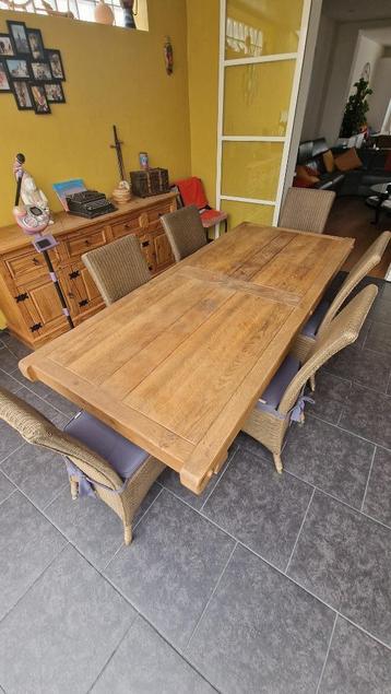 massieve houten eettafel beschikbaar voor biedingen