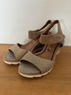 Taupe suède lederen sandalen met sleehak Tamaris maat 39, Tamaris, Beige, Zo goed als nieuw, Sandalen of Muiltjes