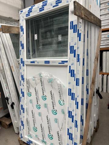 Witte PVC-deur met handgreep inbegrepen  beschikbaar voor biedingen