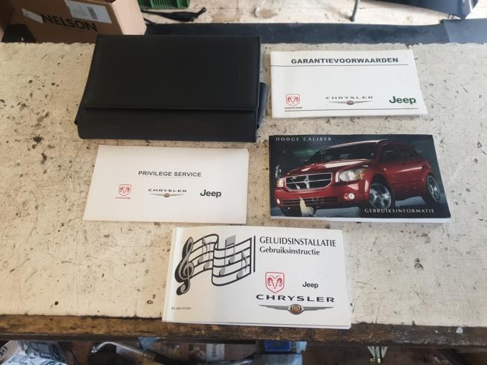 Instructie Boekje van een Dodge Caliber, Auto-onderdelen, Overige Auto-onderdelen, Dodge, Gebruikt, 3 maanden garantie, Ophalen of Verzenden