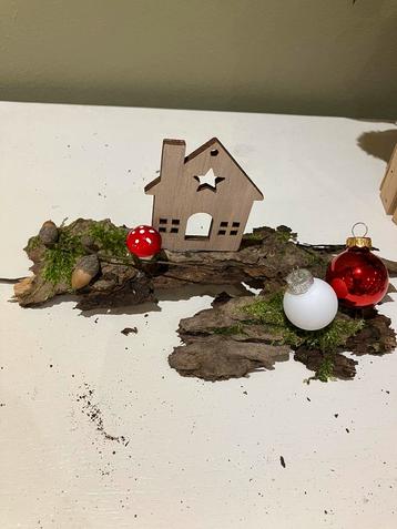 Kerstversiering zelfgecreëerd kerststuk natuur + kerstballen beschikbaar voor biedingen