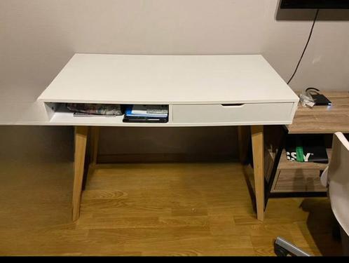 BUREAU JYSK - TAMHOLT, Huis en Inrichting, Bureaus, Zo goed als nieuw, Bureau, Ophalen