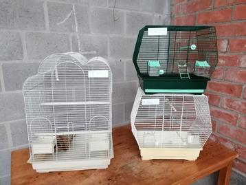 Diverse sierkooien voor kleine vogels beschikbaar voor biedingen