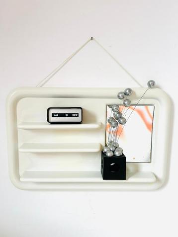 Étagère miroir en palstique thermoformé space age 70s  beschikbaar voor biedingen