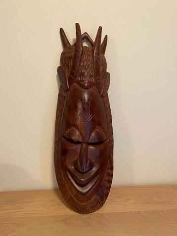 Masque africain en bois sculpté disponible aux enchères