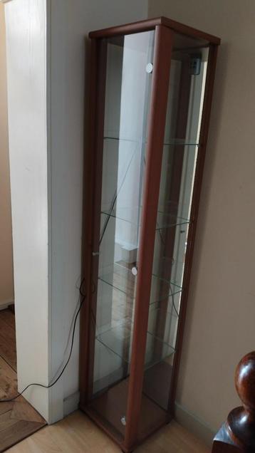 glazen vitrinekast met verlichting beschikbaar voor biedingen