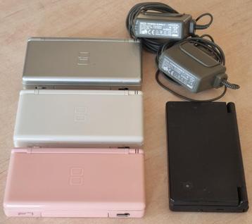 4 Nintendo DS Consoles Voor Onderdelen + Werkende lader beschikbaar voor biedingen