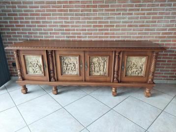 Oude dressoir beschikbaar voor biedingen