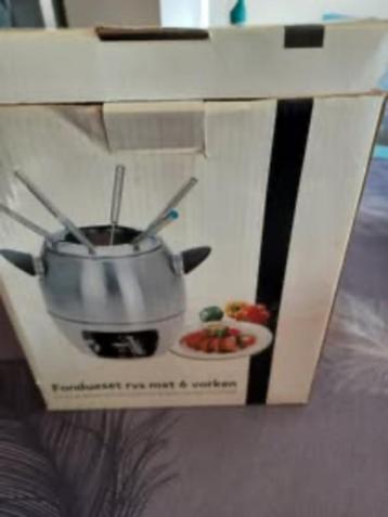 fonduesetje met vorkjes beschikbaar voor biedingen