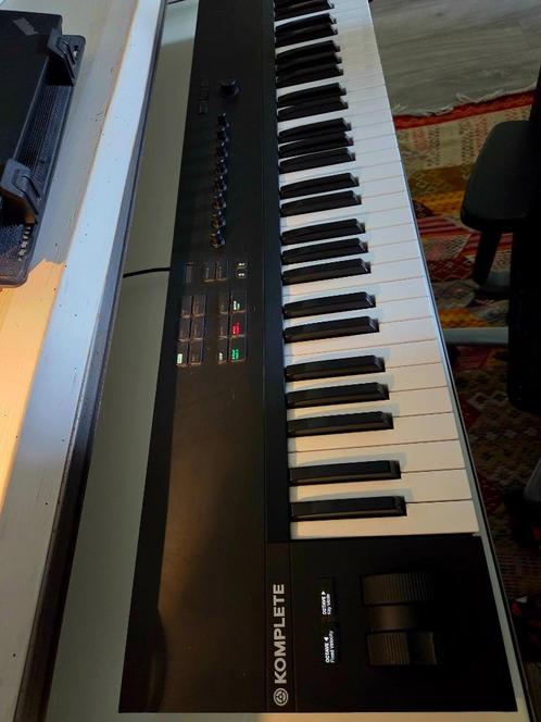 Komplete Kontrol A64, Muziek en Instrumenten, Midi-apparatuur, Zo goed als nieuw, Ophalen