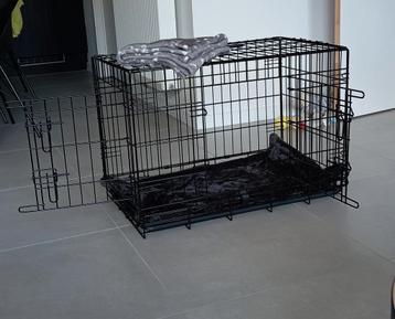 Hondenbench met benchmat beschikbaar voor biedingen