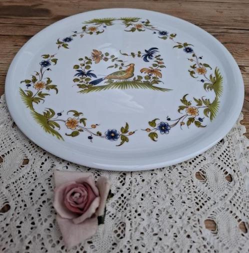 Franse replica Moustiers taartschaal met vogel en bloemen, Huis en Inrichting, Keuken | Servies, Gebruikt, Schaal of Schalen, Overige stijlen