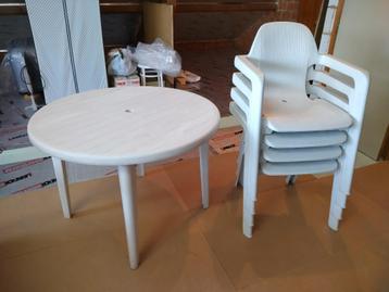 Plastic stoelen en tafel