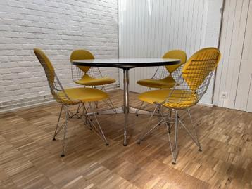 EAMES 4 x Vitra wire DKR-2 bikini chair + 1 segmented table beschikbaar voor biedingen