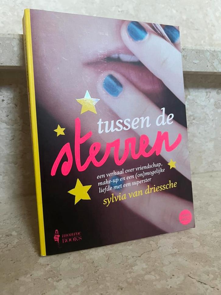 Sylvia Van Driessche - Tussen de sterren, Boeken, Kinderboeken | Jeugd | 13 jaar en ouder, Zo goed als nieuw, Ophalen of Verzenden