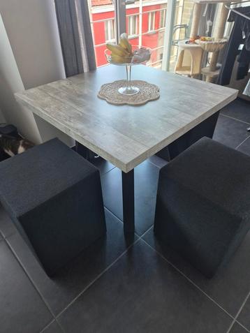 Tafel met 4x poef beschikbaar voor biedingen