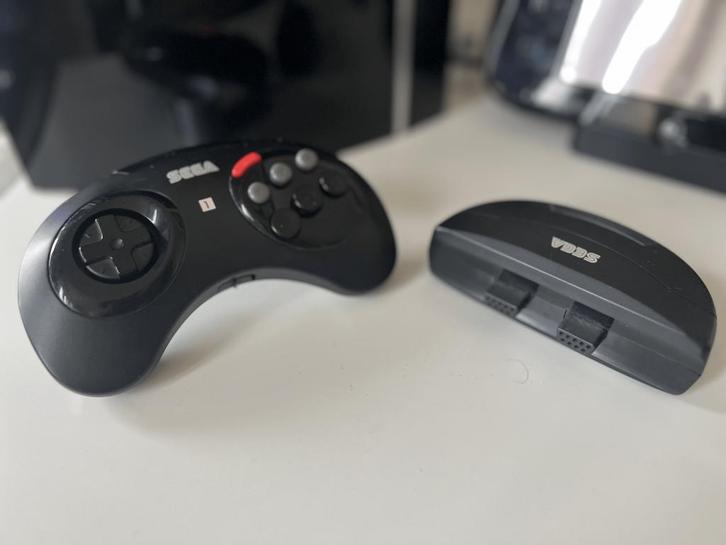 Sega Wireless Controller en Receiver MK-1629-50 + MK-1648-50, Games en Spelcomputers, Spelcomputers | Sega, Refurbished, Mega Drive