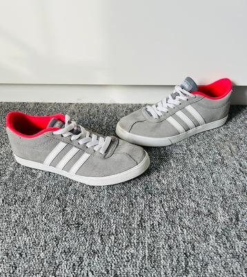Baskets Adidas beschikbaar voor biedingen