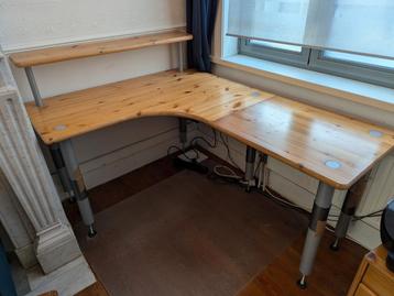 Hoek bureau beschikbaar voor biedingen