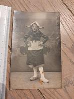 Oude foto in Hollandse kledij, Ophalen of Verzenden