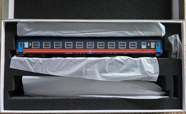 LS Models 42086 één rijtuig uit de set NMBS I5 Bc blauw, Hobby en Vrije tijd, Modeltreinen | H0, Nieuw, Wagon, Gelijkstroom, Overige merken
