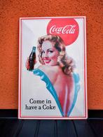 Coca-Cola 50's pin-up dik blikken bord met reliëf, Verzamelen, Ophalen of Verzenden, Zo goed als nieuw, Reclamebord