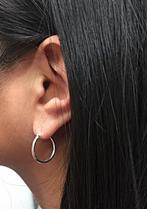 Créoles argentées pour femmes - 2 x 20 mm, Bijoux, Sacs & Beauté, Boucles d'oreilles, Argent, Enlèvement ou Envoi, Argent, Neuf