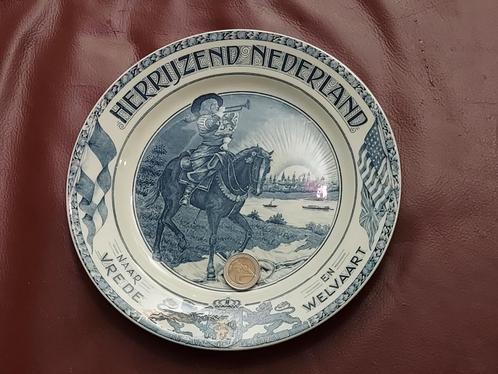 Porseleinen herdenkingsbord "Herrijzend Nederland", 1945, Collections, Objets militaires | Seconde Guerre mondiale, Autres, Enlèvement ou Envoi