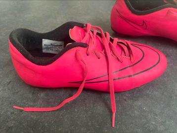 Voetbalschoenen Nike beschikbaar voor biedingen