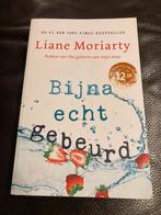 Boek: Liane Moriarty - Bijna echt gebeurd, Boeken, Literatuur, Liane Moriarty, Zo goed als nieuw, Ophalen