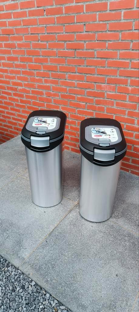 Curver voedselcontainer hond/kat 54L (20kg) twee stuks, Dieren en Toebehoren, Hondenvoerbakken en Drinkbakken, Ophalen