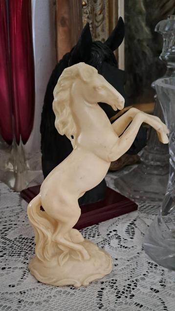 Prachtige paard sculptuur disponible aux enchères